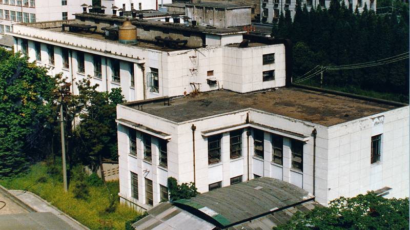 图片说明:原二无大楼(现实验11楼,2001年底加为4层)