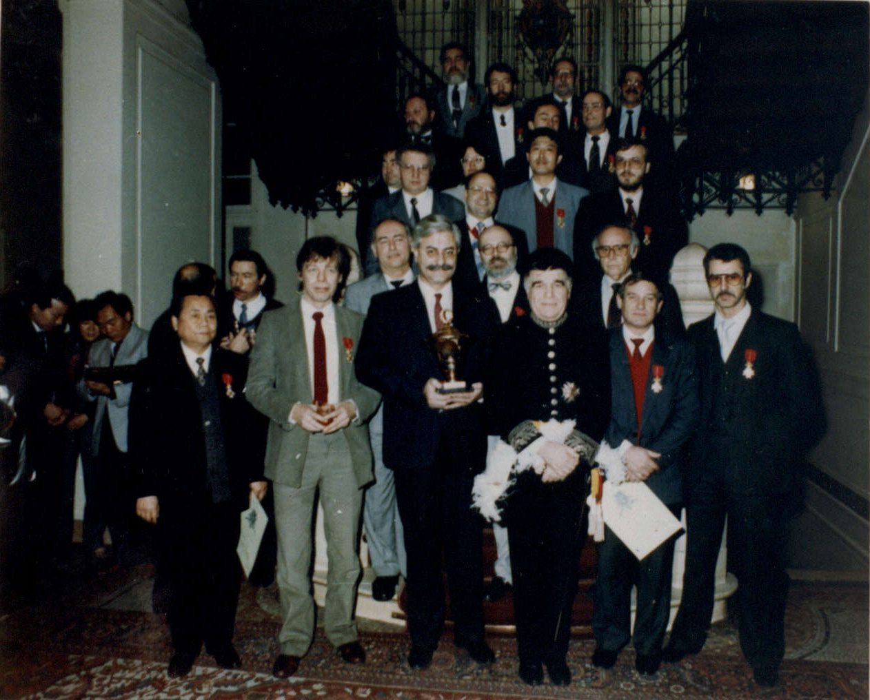 第38届尤里卡世界发明博览会获奖者在比例时合影——我校校友赵永镐(前排左1)